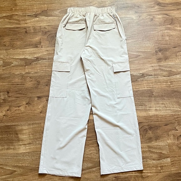 Women’s Beige Cargo Pants NWT - Picture 5 of 7